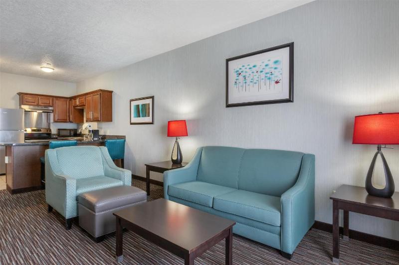 Queen Suite with Two Queen Beds and Kitchen image 3
