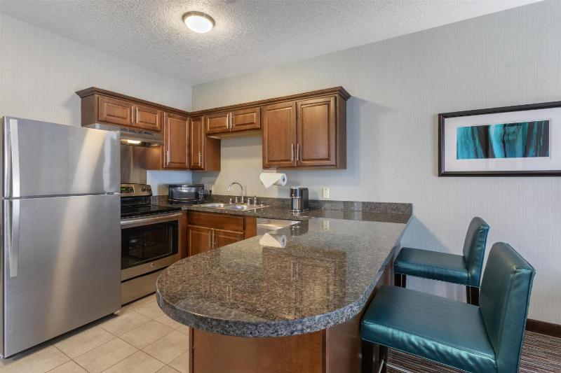 Queen Suite with Two Queen Beds and Kitchen image 2