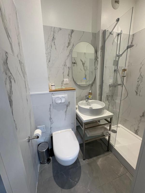 Pop Single Room with One Large Single Bed image 2