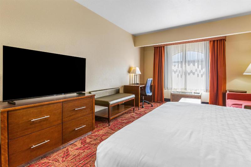Queen Room with Two Queen Beds image 3