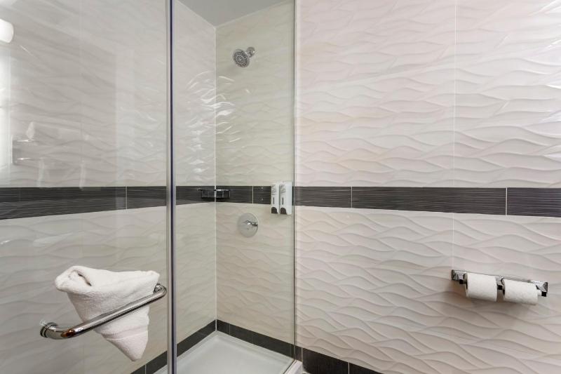 Premium Queen Room with Two Double Beds Smoke Free image 4