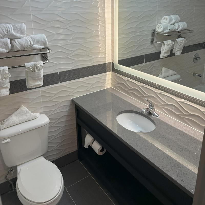 Premium Queen Room with Two Double Beds Smoke Free image 3