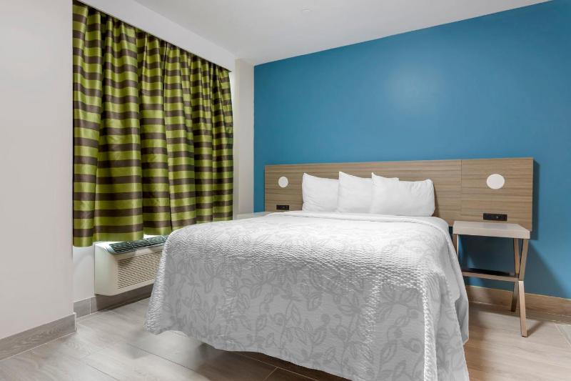 Premium Queen Room - Disability Access/Roll-In Shower Smoke Free image 1