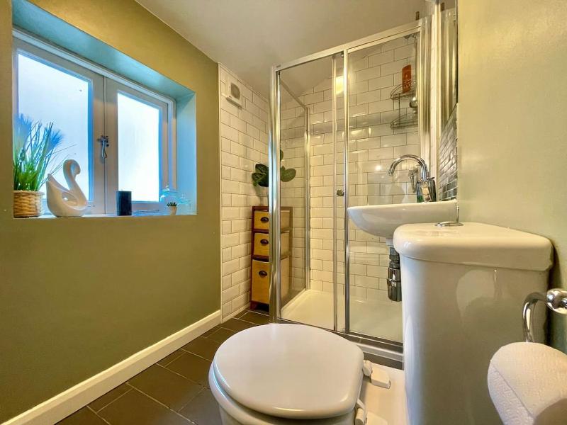 Beautiful 2-bed Apartment In The Heart Of The City - image 5