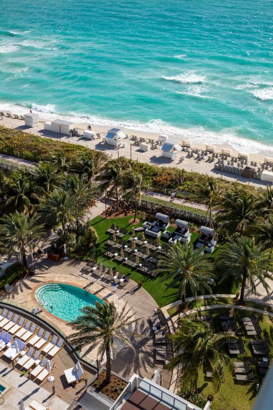 Oceanfront Junior Suite King with Balcony image 2