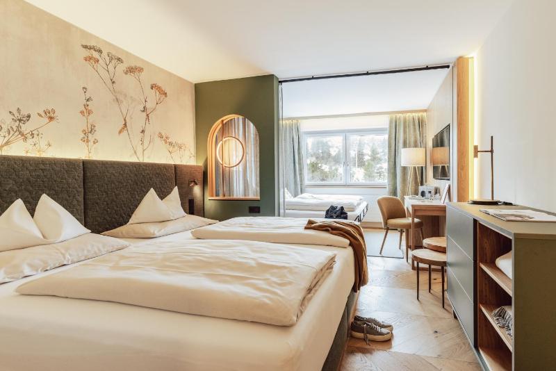 Deluxe Double or Twin Room image 1