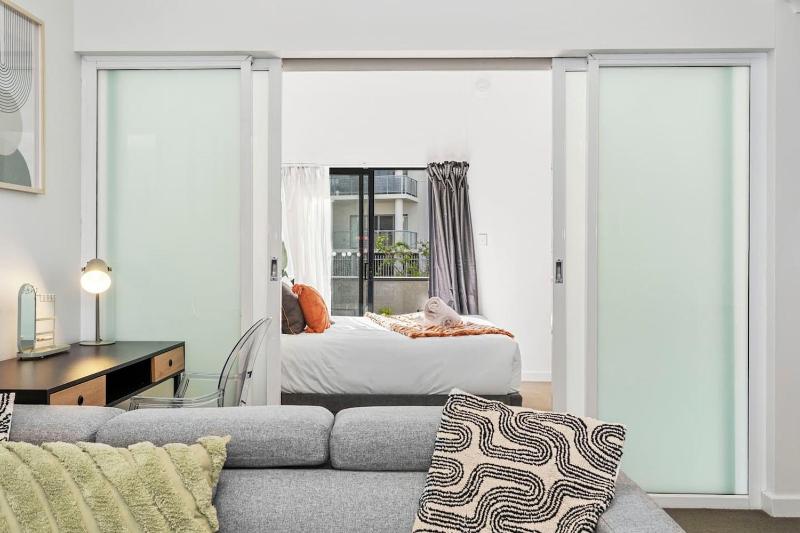 The CBD Gateway Modern 1BR Suite near UWA & Park - image 6