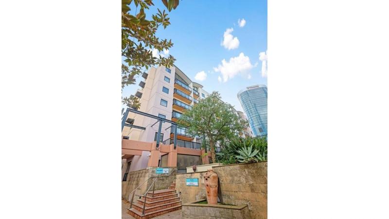 Designer 2BR Near CBD Large Balcony & Views - image 3