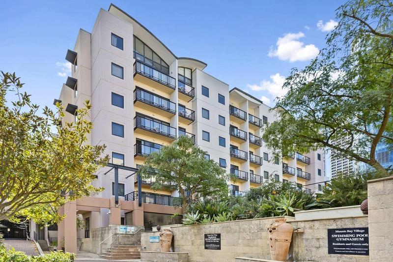 Designer 2BR Near CBD Large Balcony & Views - image 7