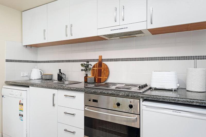 Designer 2BR Near CBD Large Balcony & Views - image 14