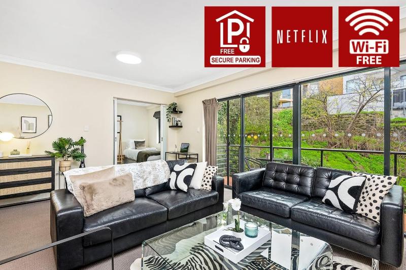 Designer 2BR Near CBD Large Balcony & Views - image 1