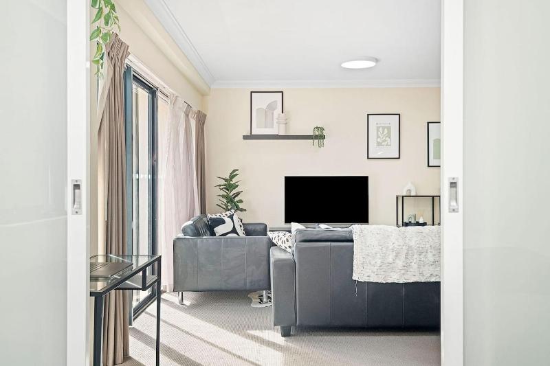 Designer 2BR Near CBD Large Balcony & Views - image 6