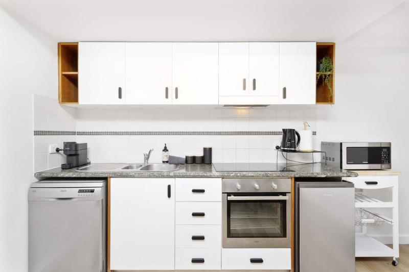 Urban Boho Chic 2BR Retreat w Balcony Perth CBD - image 15