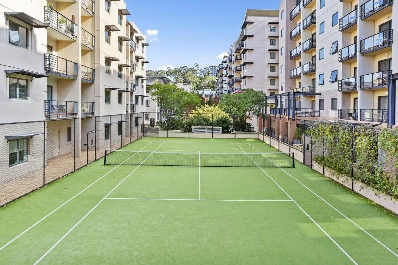 Urban Boho Chic 2BR Retreat w Balcony Perth CBD - image 9