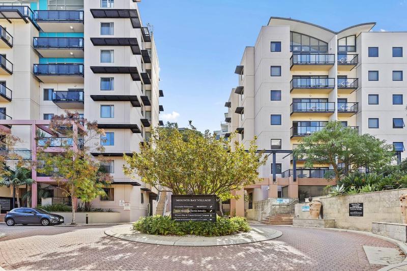 Designer 2BR Near CBD Large Balcony & Views - image 9
