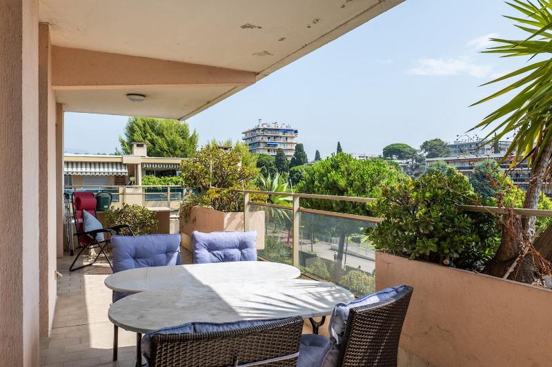 Flat with swimming pool close to the sea - image 1