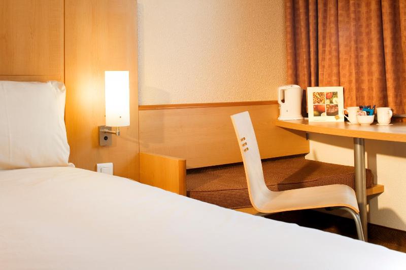 Twin Room image 3