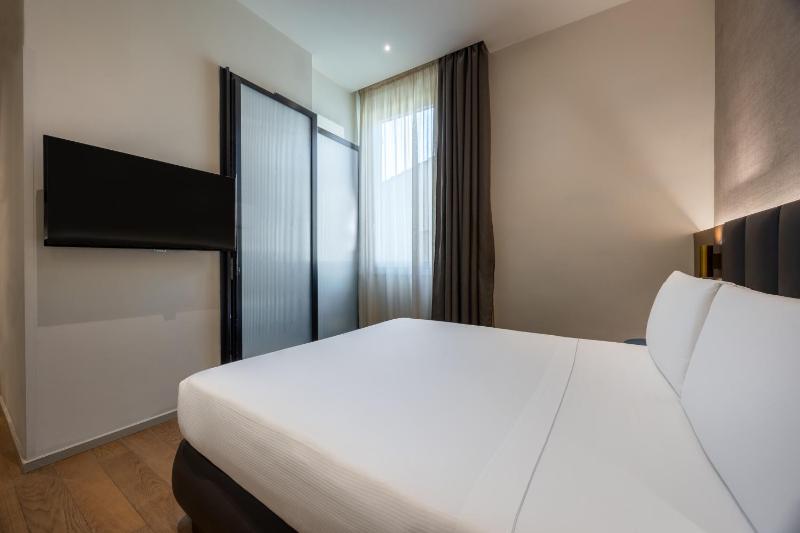Economy Double Room image 4