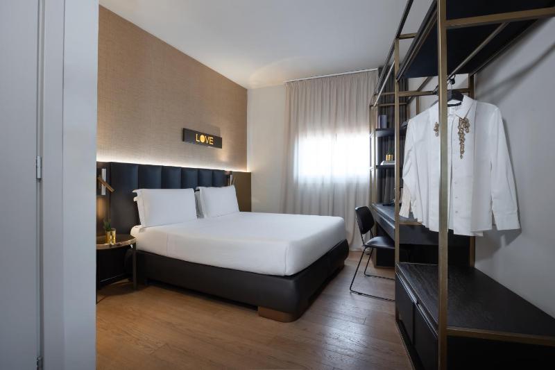 Deluxe Double Room image 2
