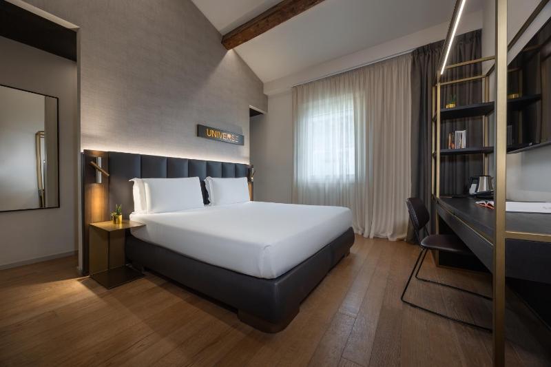 Deluxe Double Room image 3