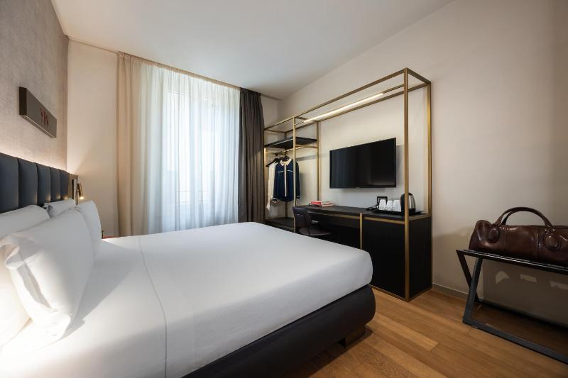 Deluxe Double Room image 4