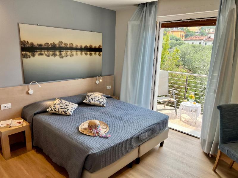Superior Double Room with Balcony and Garden View image 1