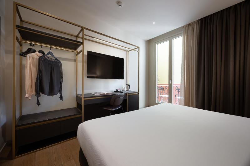 Deluxe Double Room with Balcony image 4