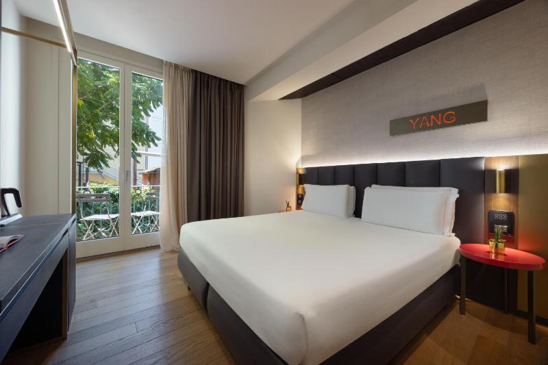 Deluxe Double Room with Balcony image 3