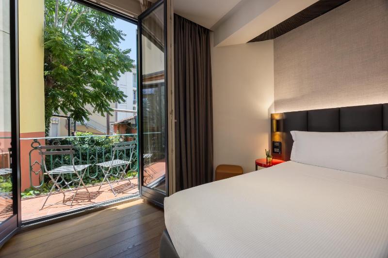 Deluxe Double Room with Balcony image 2