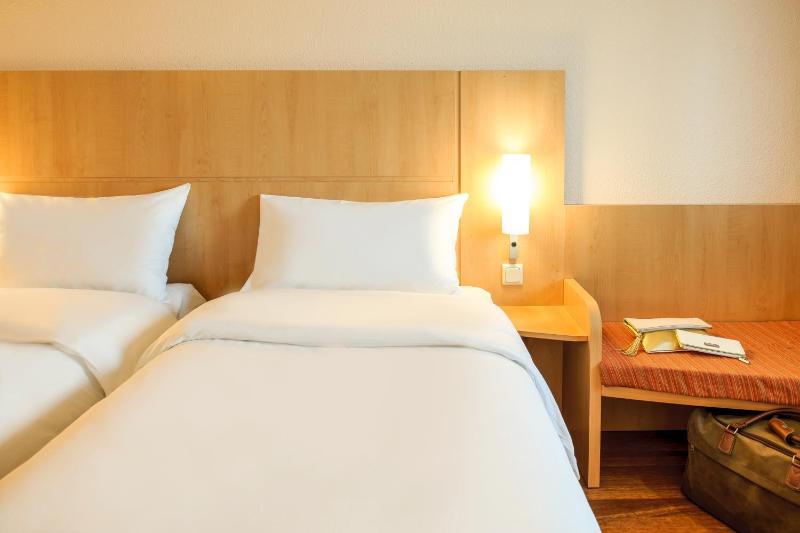 Twin Room image 2