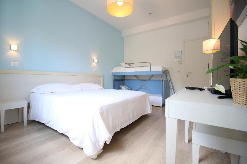 Quadruple Room with Balcony image 2