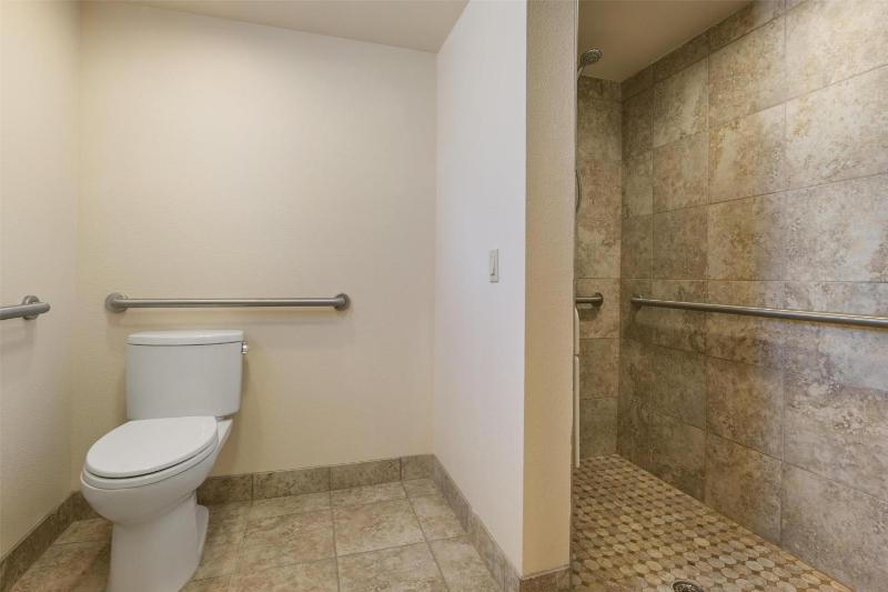 King Room with Roll-in-Shower - Disability Access/Non-Smoking image 2