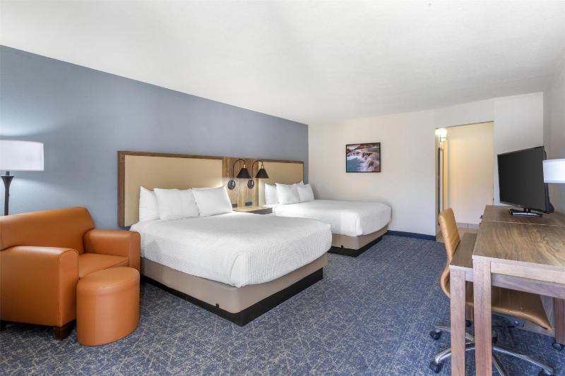 Queen Room with Two Queen Beds - Non-Smoking image 1