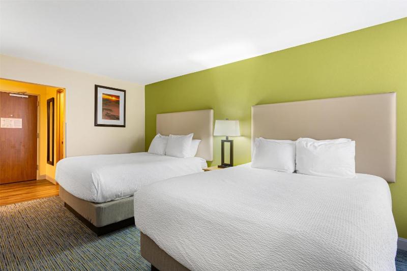 Queen Room with Two Queen Beds - Non Smoking image 4