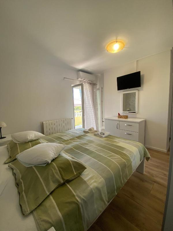 Double Room with Balcony image 3