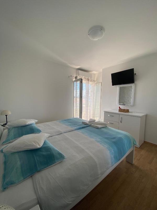 Double Room with Balcony and Sea View image 3