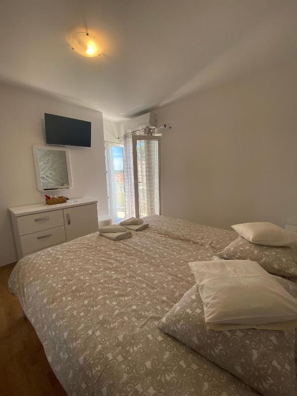 Double Room with Balcony and Sea View image 3