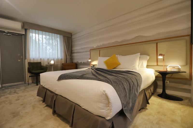 Standard King Room with Balcony image 1