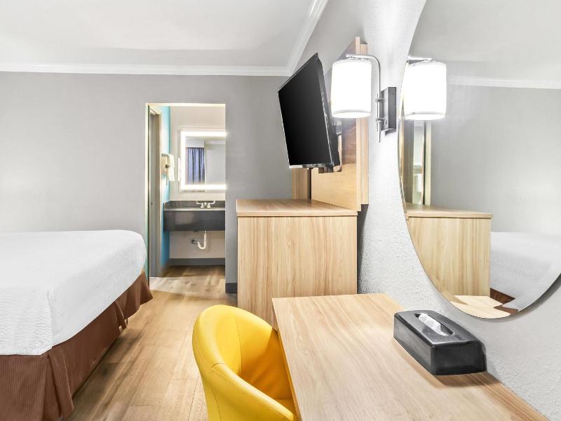 King Room - Non-Smoking image 4