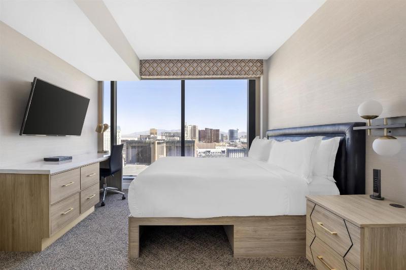 Junior King Suite with Sofa Bed image 4