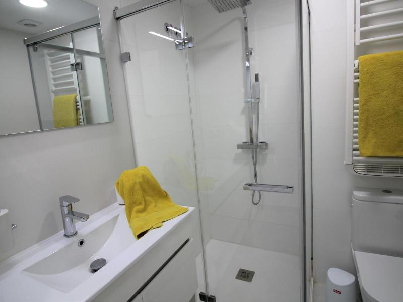 Estudio acogedor con terraza y parking incluido - ES-258-33 - image 10