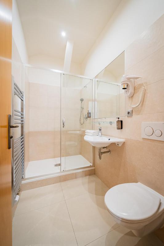 Standard Triple Room image 4