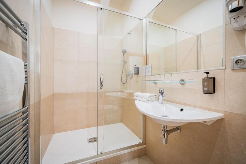 Quadruple Room image 2