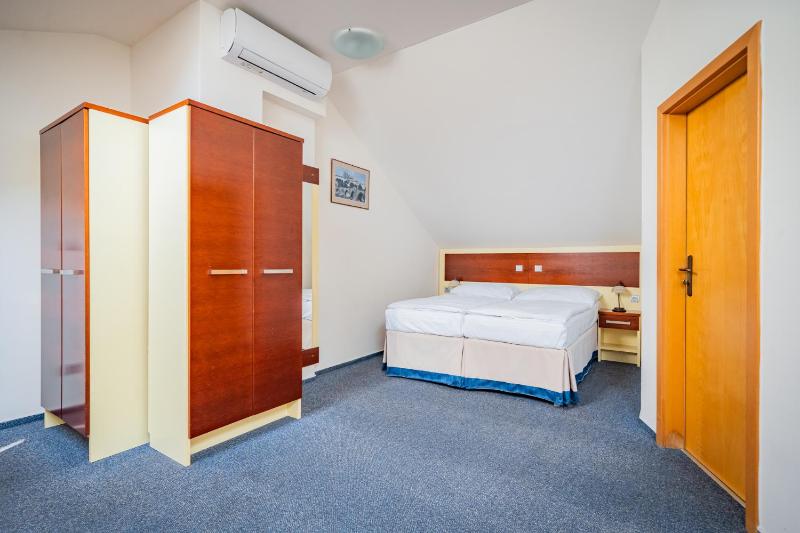 Quadruple Room image 4
