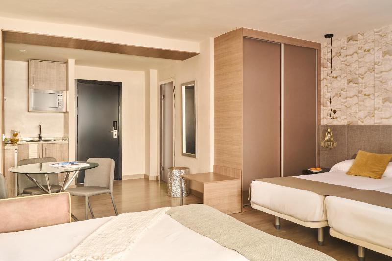 Studio with Balcony image 3