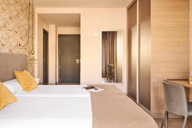 Double or Twin Room with Balcony image 3