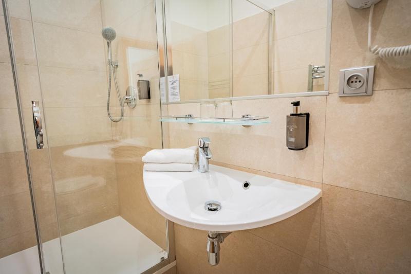 Comfort Single Room image 4