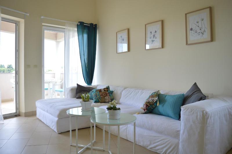 Three-Bedroom Apartment with Terrace and Sea View image 3