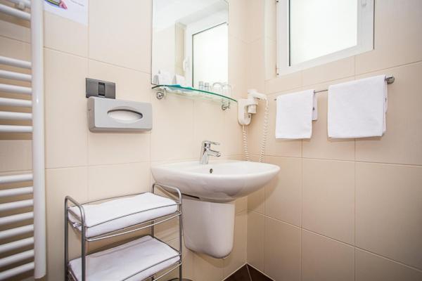 Double Room with Balcony and Sea View image 1