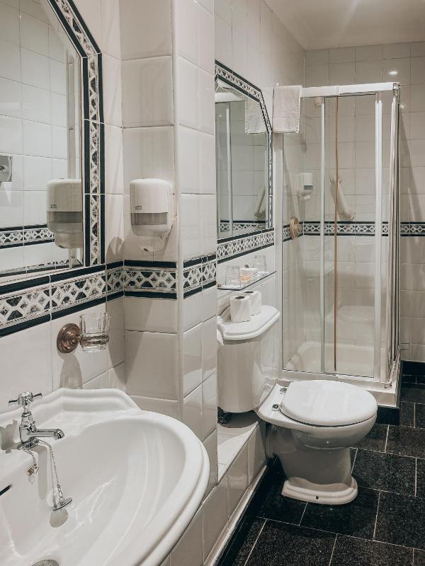 Russell Court Hotel - image 2